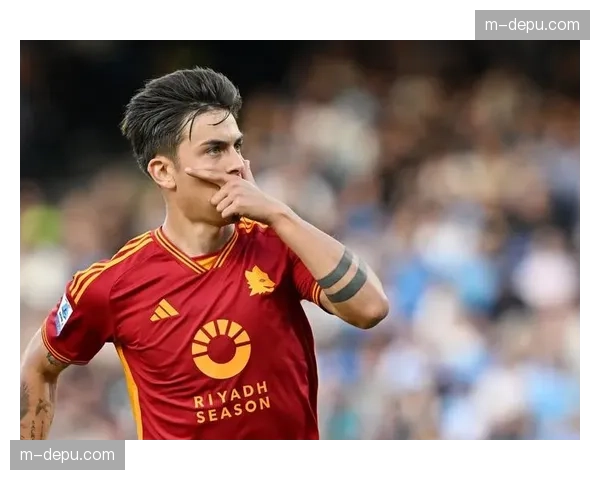 特写：迪巴拉任意球破门后指向天空，悼念日前去世的恩师