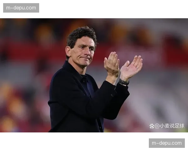 更衣室镜头：绝平后，布伦特福德主帅弗兰克在白板上重点圈出肋部区域