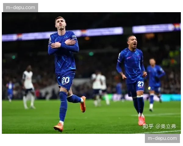 英超第33轮:切尔西半场2-0领先热刺,帕尔默完成传射 英超第33轮:切尔西半场2-0领先热刺,帕尔默完成传射