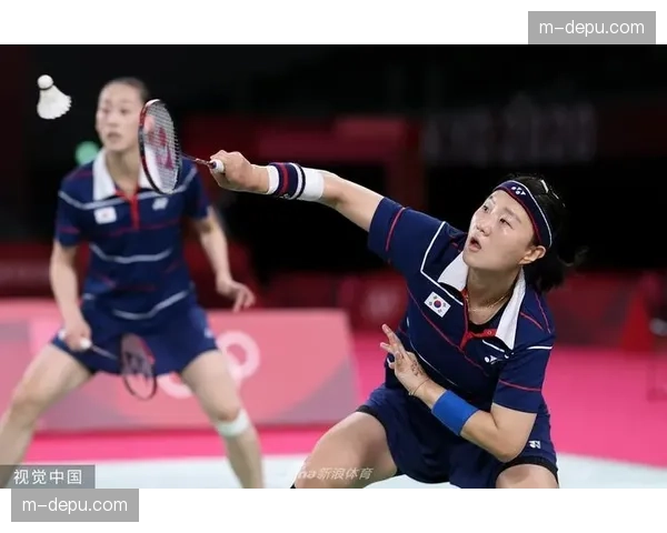 法国公开赛女双决赛：韩国组合金昭映-孔熙容挽救四个赛点后夺冠，相拥倒地庆祝